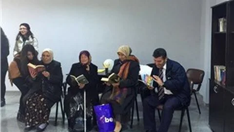 Üniversite öğrencileri, yolcuları okumaya teşvik ediyor