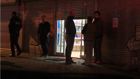 Eczanede bıçaklanan polis, zanlıyı bacağından vurdu