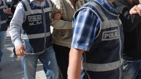Mersin’de Silah Kaçakçılığı ve Uyuşturucu Operasyonunda 14 Gözaltı