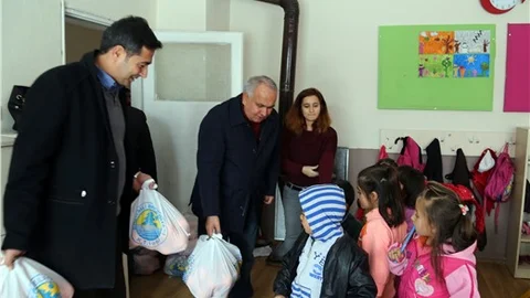 Erdemli Belediyesi okullara portakal dağıttı