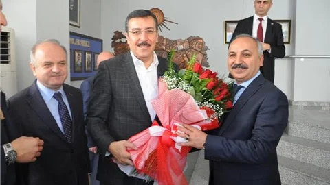 Bakan Tüfenkçi Mersin'de esnafla buluştu