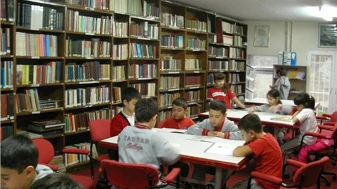 Bisikletiyle Köy Okullarına Kitap Temin Ediyor