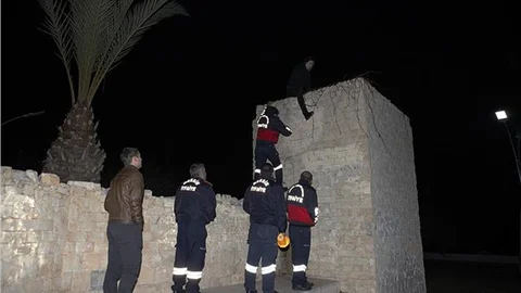 Kuleden Düşen Genç İtfaiye Ekiplerince Kurtarıldı