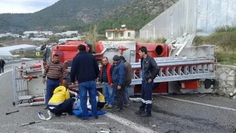 Bozyazı'da İtfaiye Aracı Devrildi 