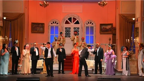 “Lüküs Hayat” Müzikali Yeniden Sahnede