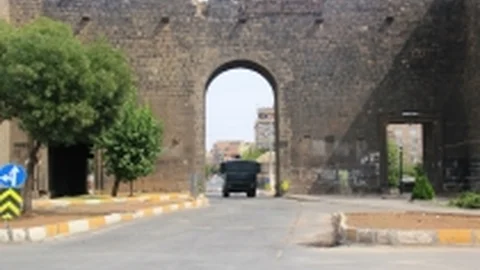 Sur'da sokağa çıkma yasağı kısmen kaldırıldı