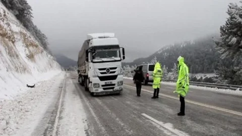 Sertavul Geçidinde Buzlanma ve Rüzgar Ulaşımı Etkiliyor