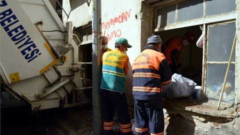Bir Evden İki Kamyon Çöp Çıktı