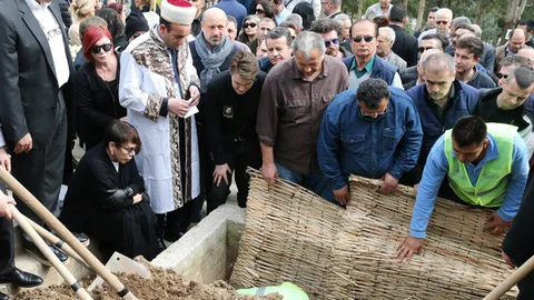 Sezen Aksu Annesini Son Yolculuğuna Uğurladı