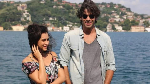 Hande Doğandemir İle Öpüşünce Aşkları Gerçek Oldu