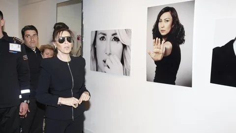 Nebahat Çehre Kadına Şiddet Sergisine El Attı