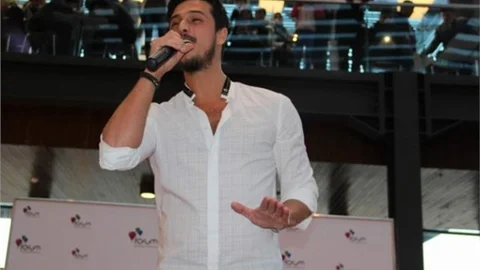 Ünlü Şarkıcı Konserde Ayağı Kaydı Yere Düştü! Gökhan Keser Kimdir