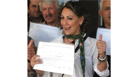 Ünlü Rock Yıldızı Mahalle Muhtarlığı İçin Kolları Sıvadı