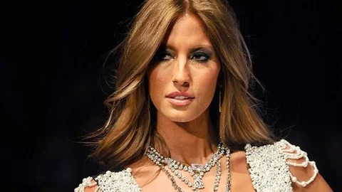 Çağla Şikel Haç Taktı!