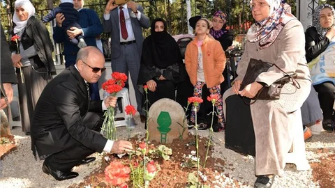 Mersin Şehitliğinde Acı Tören