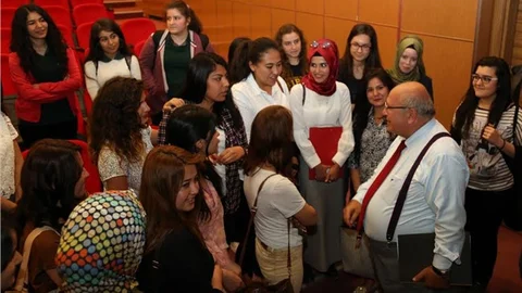 Erdemli Belediyesi, Öğrencileri Cihat Şener İle Buluşturdu