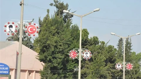 Tarsus Caddelerine renk geldi