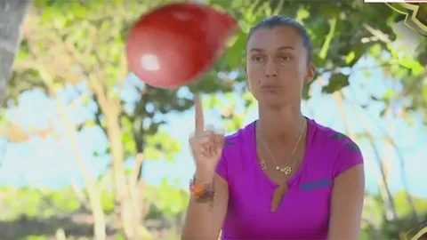 Tuğba Özay'ın Parmak Hareketi Gündemden Düşmüyor!!