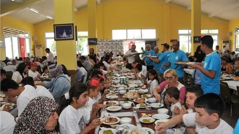 Tarsus'ta Engelliler yemekte buluştu