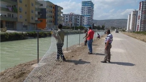Silifke'de Sulama Kanalına Tel Örgülü Önlem