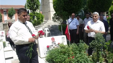 Tarsus Şehitliğinde duygusal gün