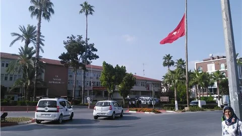 Tarsus'ta da bayraklar yarıya indirildi.