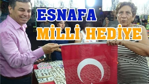 MHP'li Başkan Türe'den Esnaflara Alışveriş Gününde Bayrak Hediyesi