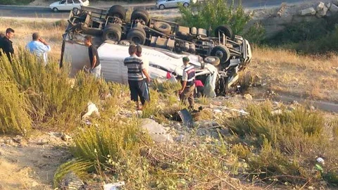 Minibüs Şarampole Uçtu: 2 Ölü ve  4 Yaralı