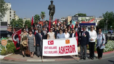 Tarsus'ta Atatürk anıtında kutlama