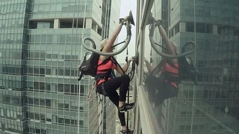 Elektrikli süpürge kullanarak gökdelene tırmandı