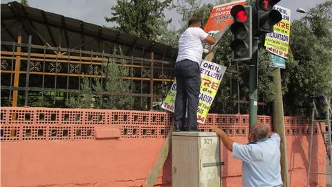 Zabıta, Gelişigüzel Konulan Pano ve Levhaları Kaldırdı