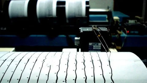 Akhisar 3.7 Şiddetinde Depremle Sallandı