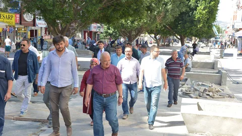 Başkan Kocamaz Tarsus'ta İncelemede Bulundu: Ağır Giden İşler İçin Uyarı Yaptı