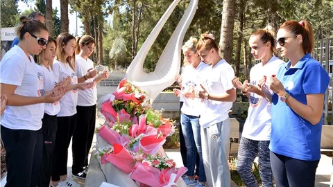 Turnuvaya Katılan Bayan Basketbolculardan Özgecan Aslan'ın Mezarına Ziyaret