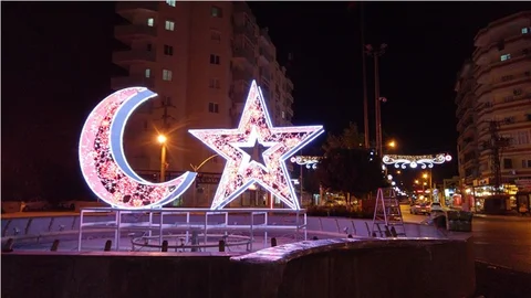 Tarsus Belediyesi'nden Cetvel Kavşağına Ay Yıldızlı Işıklı Armatür