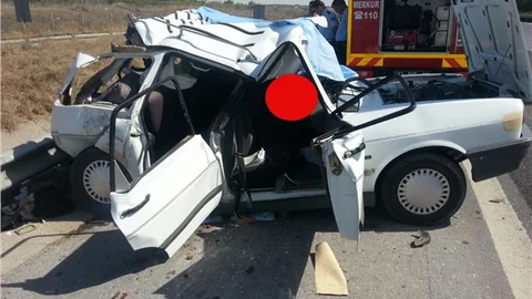 Otoban Yenice Kavşağında Kaza: TIR Otomobile Arkadan Çarptı 2 Ölü 3 Yaralı