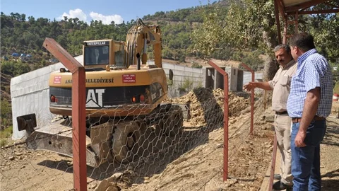 Anamur'da Yol çalışmaları Güneybahşiş Mahallesi'nde devam ediyor