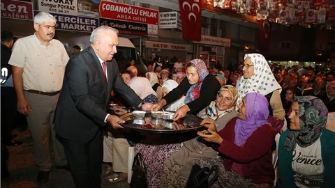 Erdemli'de Aşure Dağıtıldı