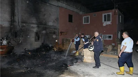 Mersin'de Marangoz Atölyesinde Yangın Büyümeden Söndürüldü