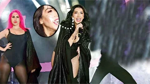 Hande Yener Tektaş Yüzüğünü Yanağına Taktı