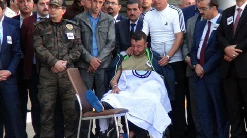 Şehit Cenazesine Yaralı Silah Arkadaşı da Eşlik Etti