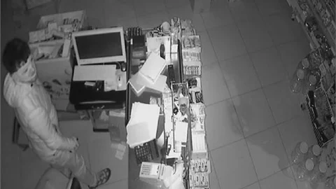 Mersin'de Hırsızlar Güvenlik Kamerasına Takıldı