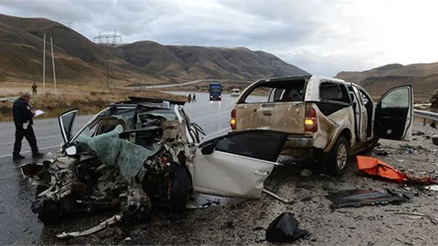 Feci Trafik Kazası: 1'i Bebek Olmak Üzere 5 Ölü 3 Yaralı