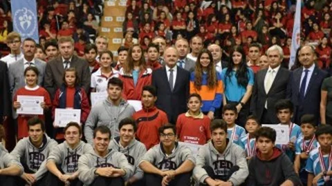 Validen uluslararası alanda başarı elde eden genç sporculara ödül