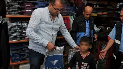 Mersin'de Sokakta Çalışan Çocuklara Belediyeden Yardım Eli Geldi