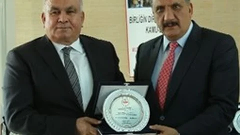 Kamu-Der: En Başarılı İlçe Belediye Başkanı Mersin'de