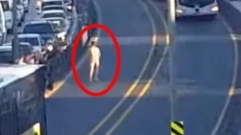 İstanbul'da Cadde Ortasına Çıplak Vatandaş Çıkınca Herkes Şaşkına Döndü