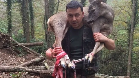 Yaralı Karacayı 3 Kilometre Sırtında Taşıdı