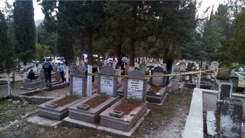 Acılı Baba Kızının Mezarının Başında İntihar Etti