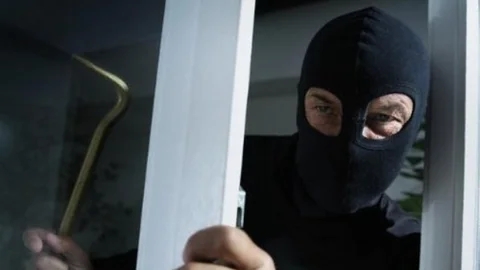 Mersin'de Ev Sahibi Fransa'ya Gidince Hırsızlar 10 Bin Liralık Altın ve Ev Eşyalarını Çaldı